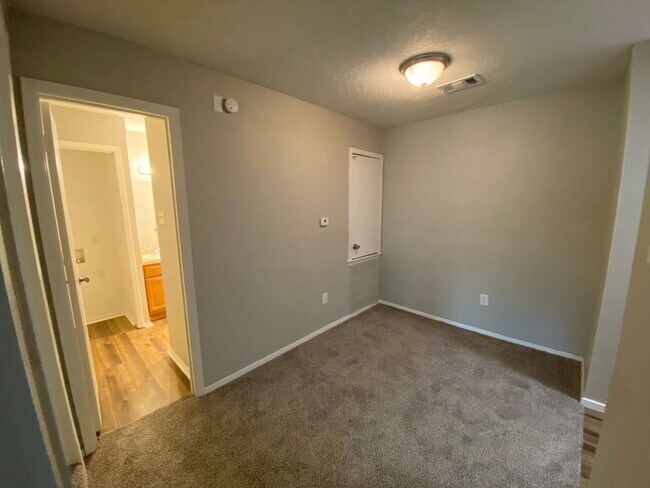 Building Photo - 1 bed 1 bath unit for rent in Dallas!