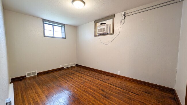 Building Photo - 704 Hickory St