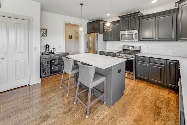 Building Photo - LUXURY 5 BEDROOM HOME AVAILABLE IN MAHOMET