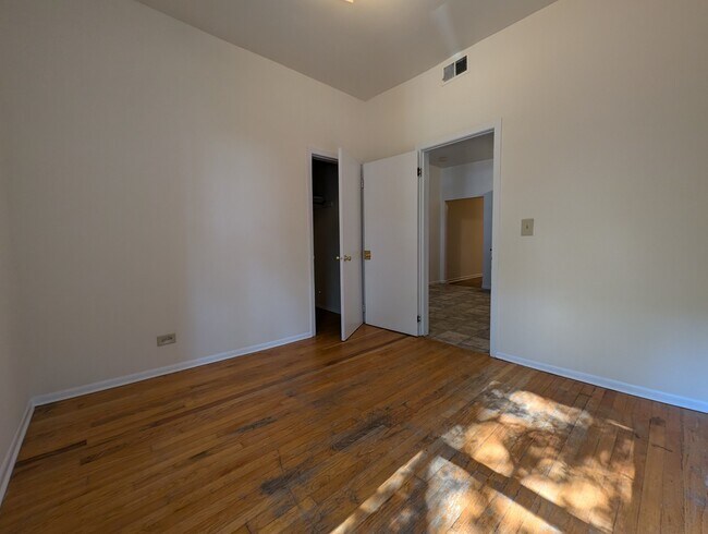 Building Photo - 3147 W Medill Ave