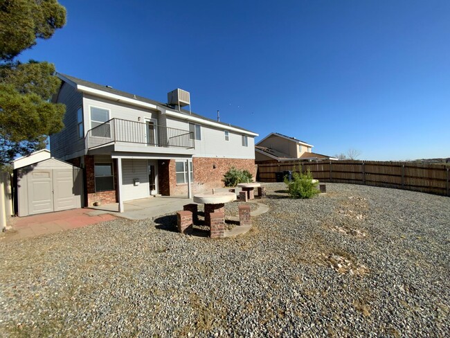 Building Photo - 4 Bedroom Home Available Near Unser Blvd N...