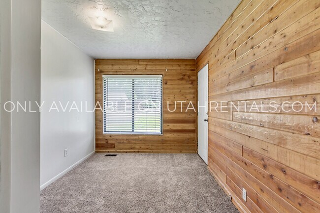 Building Photo - 2233 S 200 W
