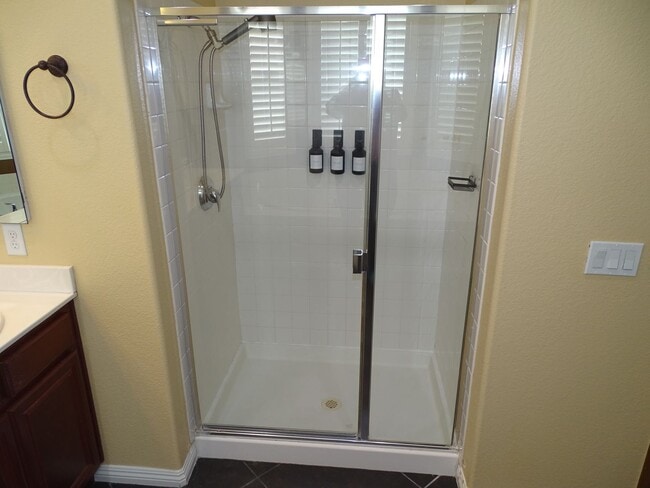 Building Photo - West Summerlin 5 Bedroom, Bed & Full Bath 1st Floor, Beauty