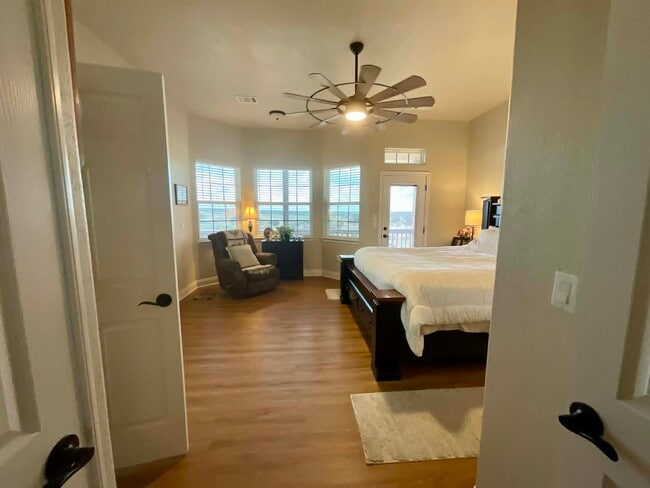 Building Photo - 104 Rolling Waters Ct