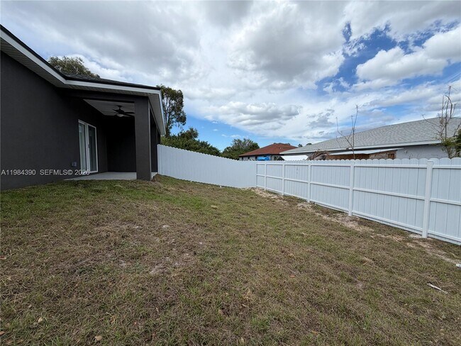 Building Photo - 723 Ivan Ave S