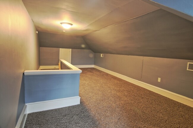 Building Photo - Beautifully Renovated 3BD/1BA Twin!