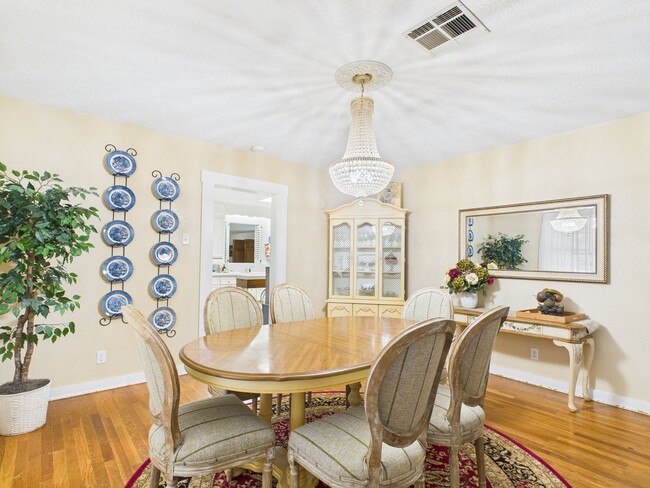 Building Photo - Quiet home in the central part of town