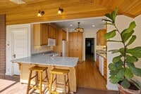 Building Photo - 924 E 9th Ave