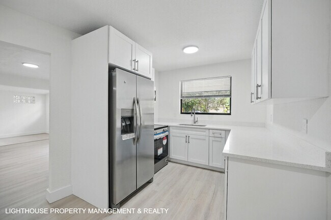 Building Photo - Renovated 3 Bed/2 Bath Home with Den & Off...