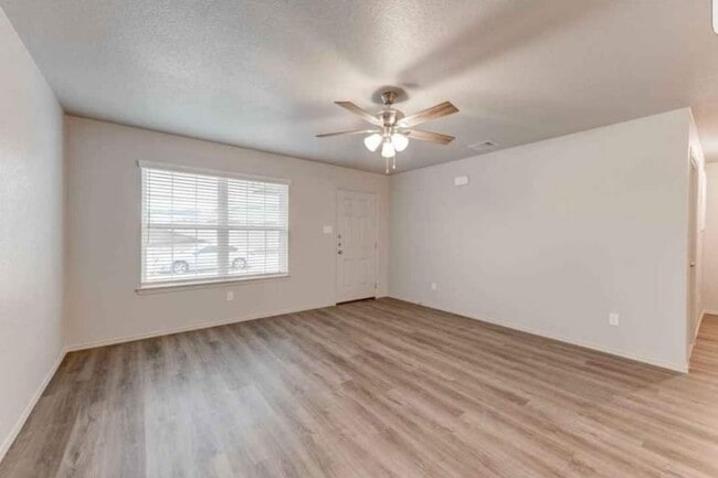 Building Photo - 613 Lost Trl