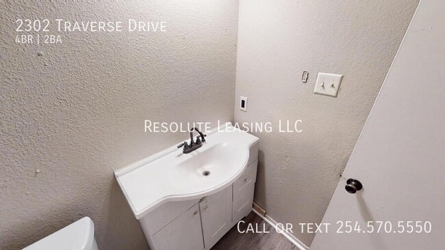Building Photo - 2302 Traverse Dr