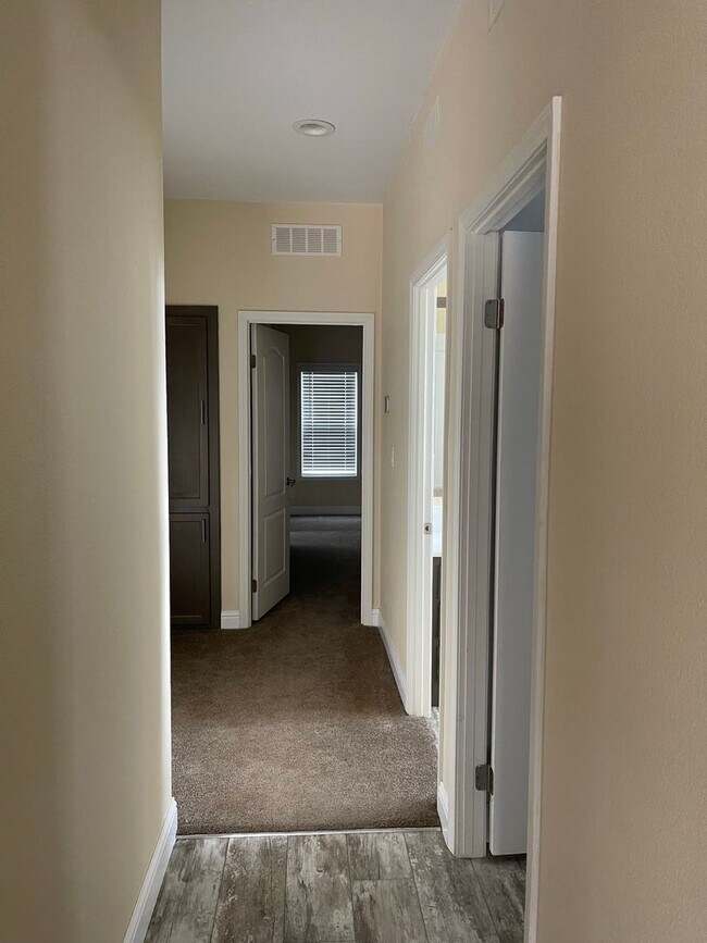 Building Photo - Newer Manufactured home, 3 bed 2 bath, Lower Magalia