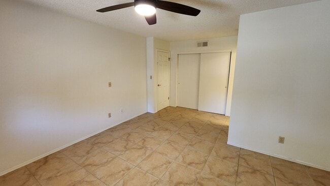 Building Photo - 2 Bedroom Condo Unit in the Amber Hills Co...
