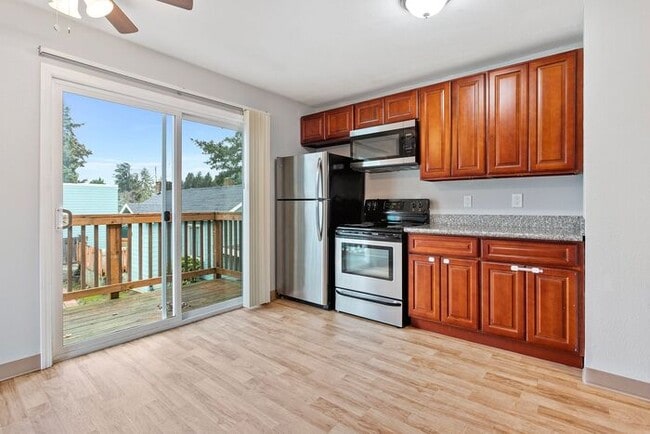Building Photo - 2 bedroom 1 bath with washer/dryer include...