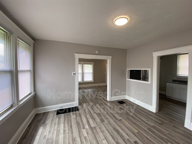 Building Photo - 1008 Lusitania Ave
