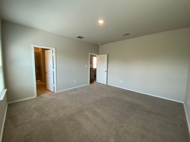 Building Photo - Fabulous 4/2 single story conveniently loc...