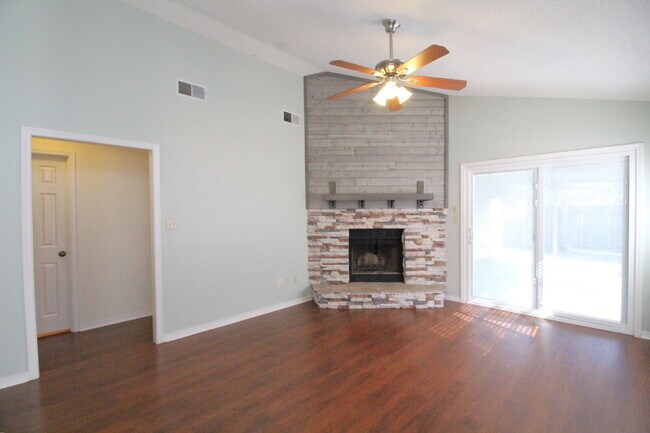 Building Photo - NE Pensacola 2BR/2BA with Ensuite, Dining ...