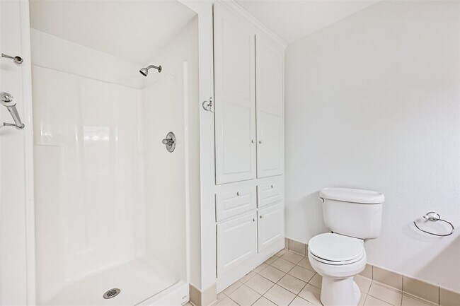 Building Photo - 2920 Heron Dr