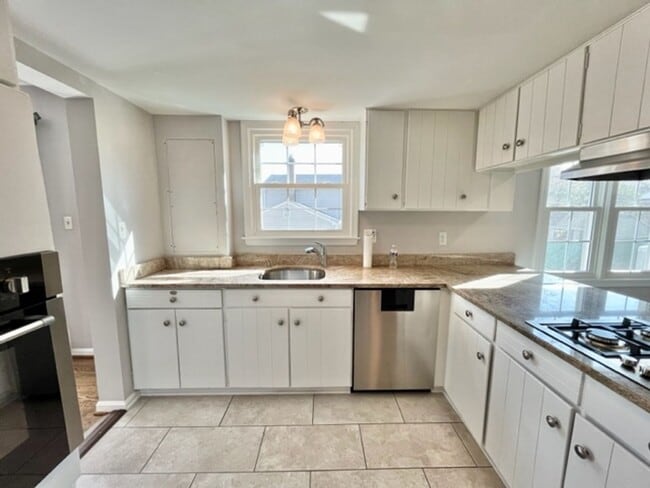 Building Photo - Beautiful and updated 4 BR 2.5 BA with garage and lovely yard!