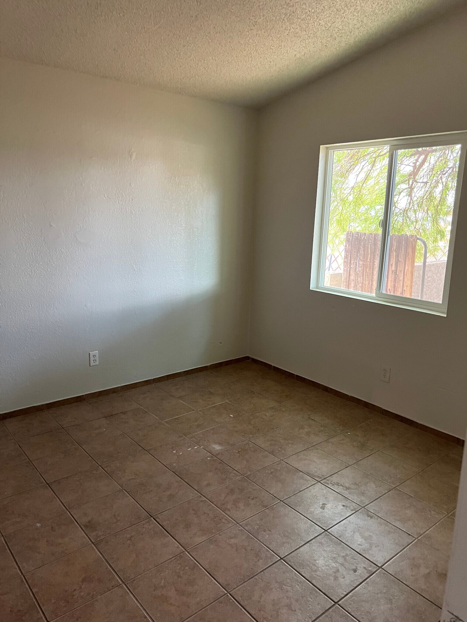 Building Photo - 415 E Thoroughbred St