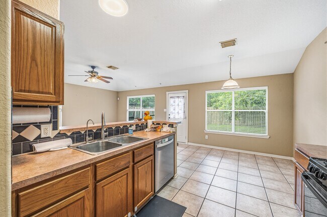 Building Photo - 17935 Rose Hill Park Ln