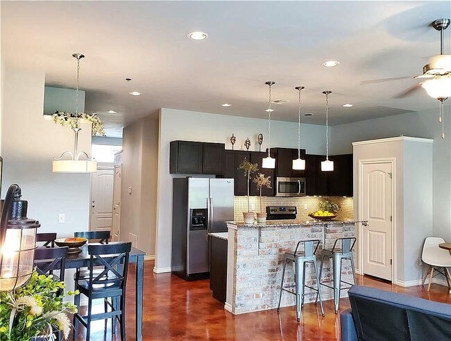 Building Photo - 477 S Fretz Ave