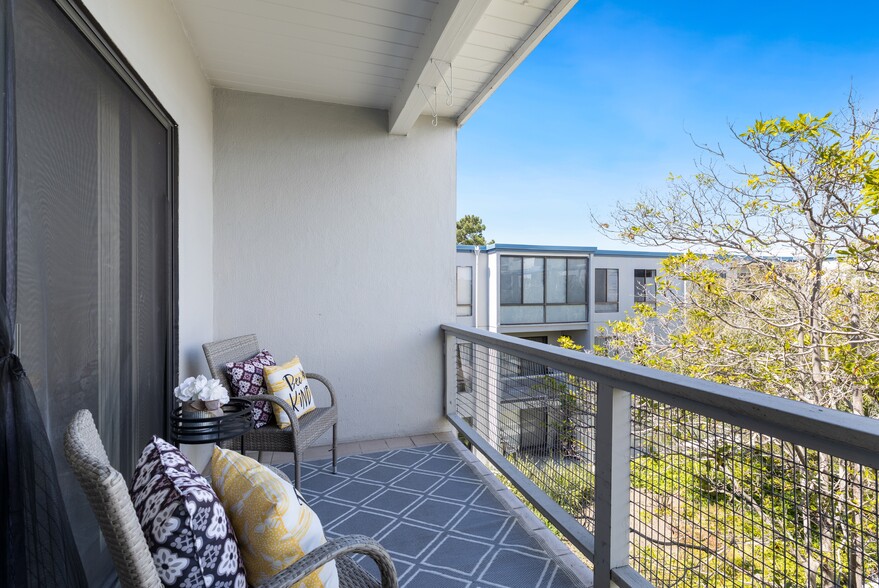 Balcony with garden view - 4 Admiral Dr
