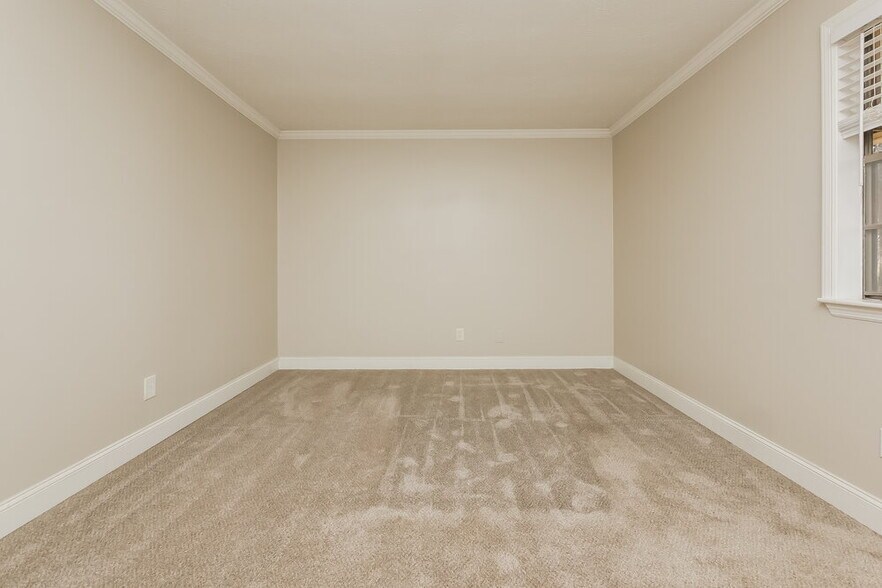 Building Photo - 9346 Woodknoll Way