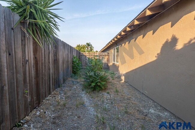 Building Photo - 2055 Pawnee Way