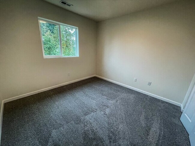 Building Photo - 3 Bed 2.5 Bath 2 Car Garage 1493sf Low maintenance yards. Prime Location.