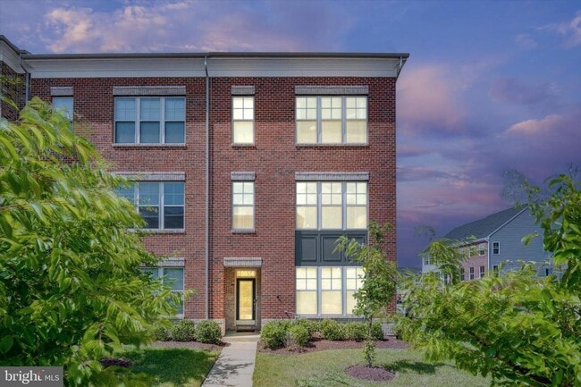 Building Photo - spacious 3-bedroom, 2 full and 2 half bathroom residence