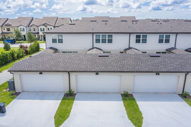 Building Photo - Energy Efficient 3/3 Townhome w/ 2 Car Gar...