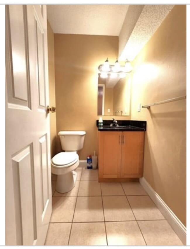 Building Photo - Beautiful two bedroom townhouse in the quiet town of Easton