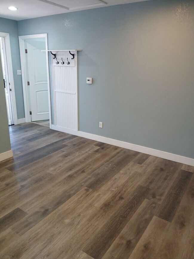 Building Photo - 560