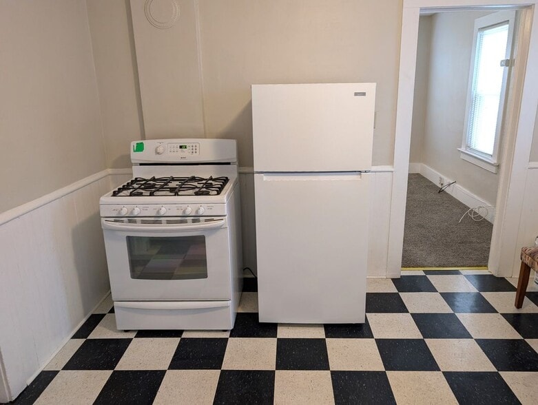 Building Photo - 553 Penora St