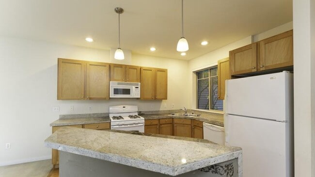 Building Photo - 3 bedroom in Kirkland WA 98033