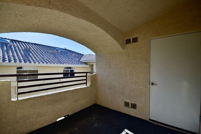 Building Photo - COZY 2 BED 2 BATH CONDO ON 2ND FLOOR AT PA...