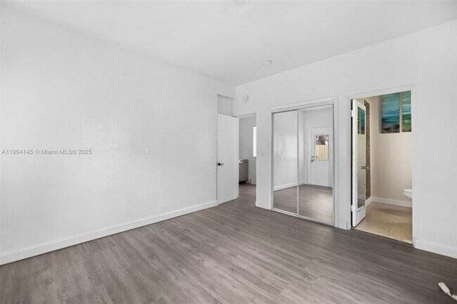 Building Photo - 2822 Pine Tree Dr