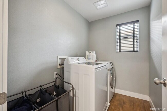 Building Photo - "Charming 3-Bed Sanctuary in Englewood: Spacious 3,089 Sq Ft with 2.5 Baths!"