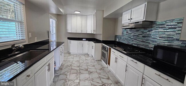 Building Photo - 2645 Valley Ave