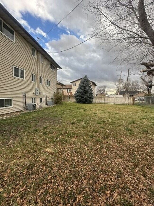 Building Photo - 700 700 W