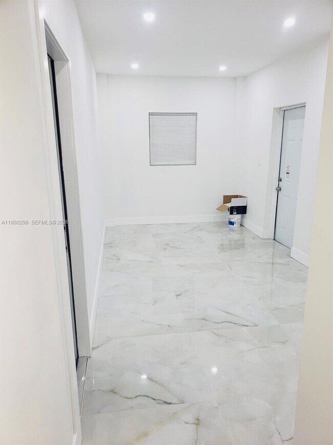 Building Photo - 270 NE 162nd St