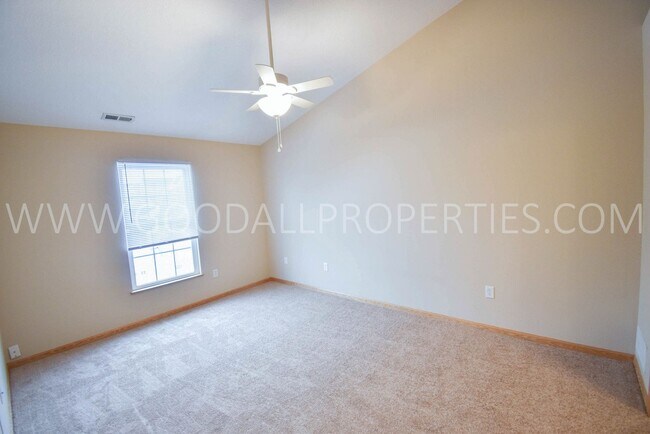 Building Photo - RENT SPECIAL!!! 2 Bedroom 2.5 Bath Townhome in Urbandale with attached two car garage.