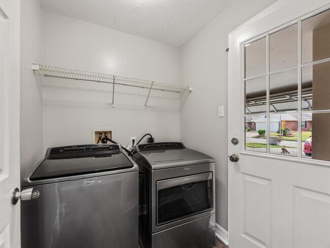 Building Photo - 7307 Village Lake Dr