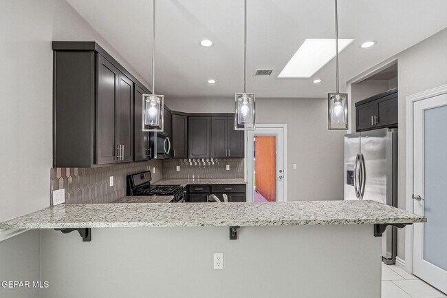 Building Photo - 14925 Tierra Mirage Ave