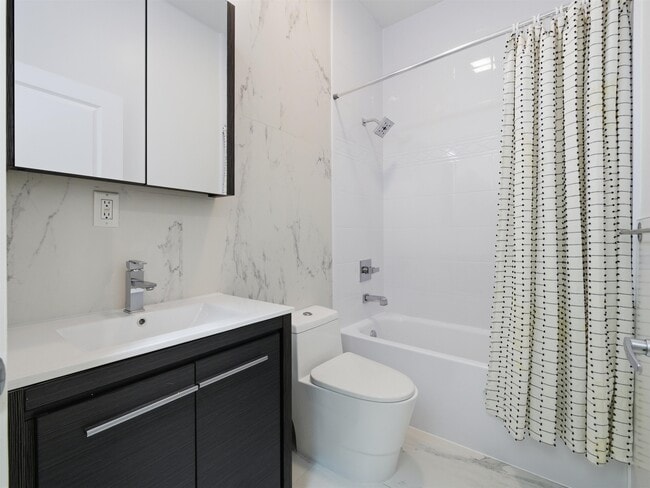 Building Photo - 32 Charles St