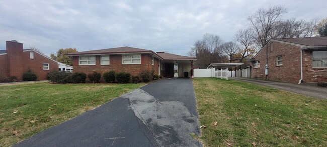 Building Photo - 3 bedroom/2 bath One Level Home w/fenced b...