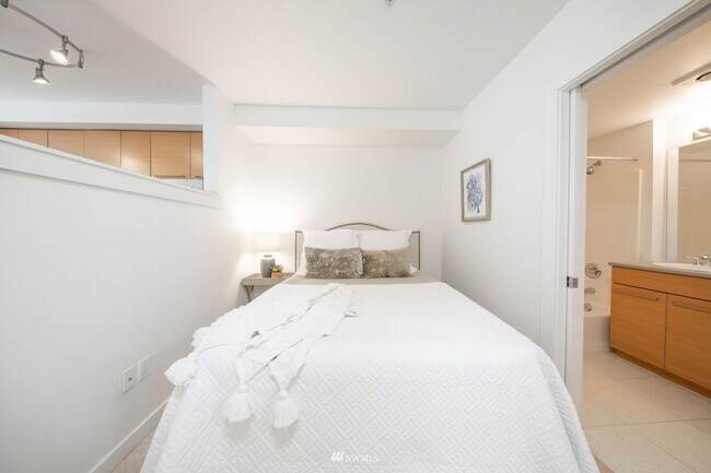 Building Photo - Capitol Hill - Braeburn open 1 Bedroom / 1...