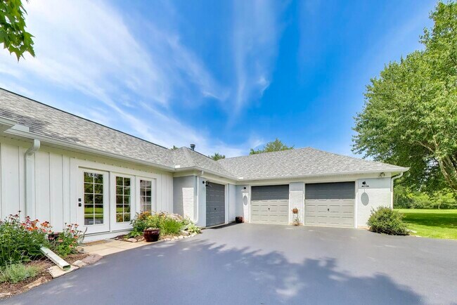 Building Photo - 38W064 Tanglewood Dr