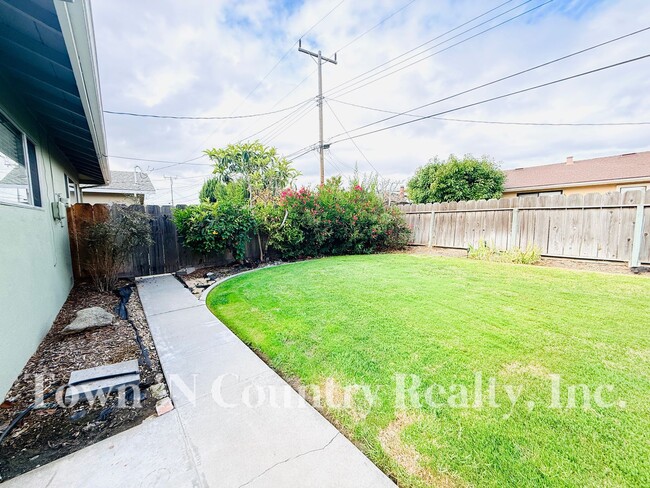 Building Photo - 3 Bedroom South Salinas Home!